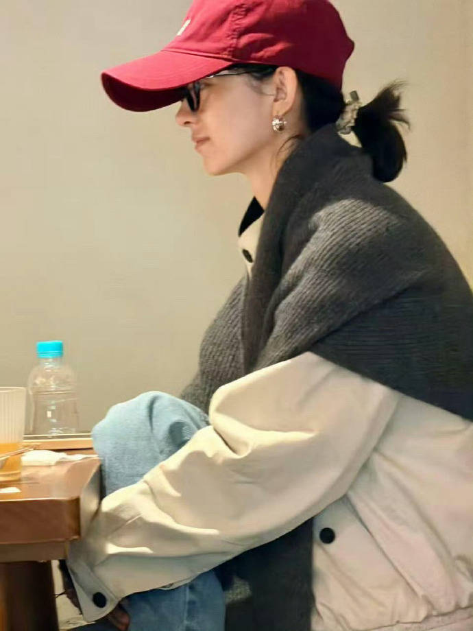 赵丽颖现身上海咖啡馆头戴帽子侧颜超绝