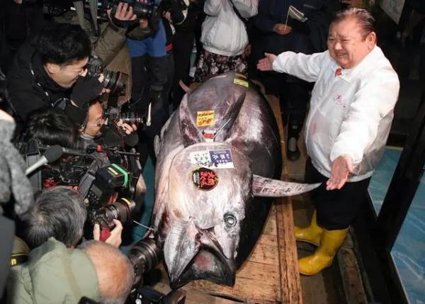 一夜暴富?杭州男子钓到神秘生物,网友炸锅!