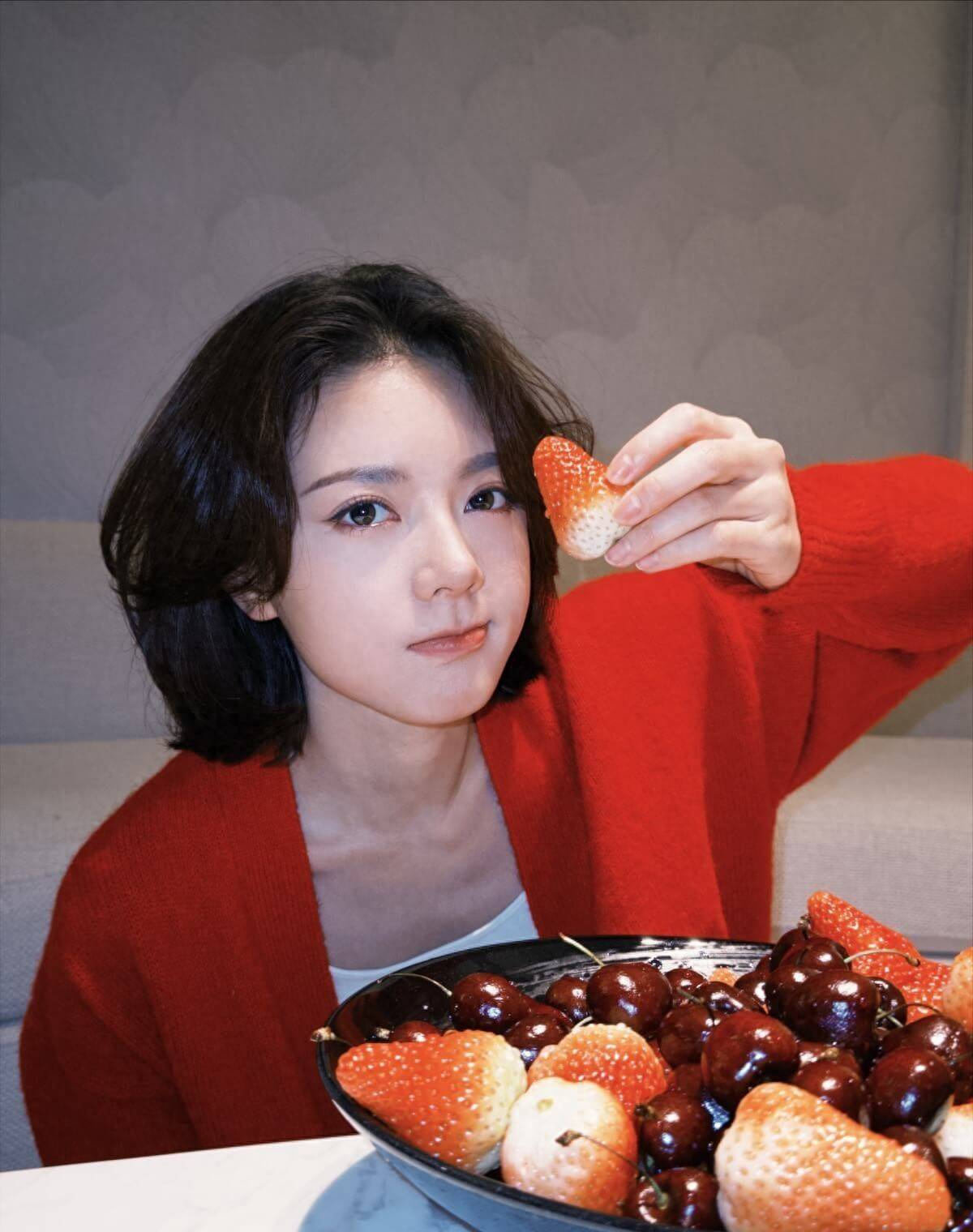 赵今麦MiuMiu广告引争议_miumiu_江苏龙网
