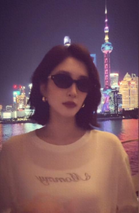 江疏影定居上海多年,39岁不婚不育,越活越潇洒