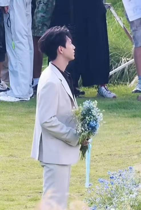 李现捧鲜花单膝跪地求婚张婧仪,《雾里青》名场面引人期待