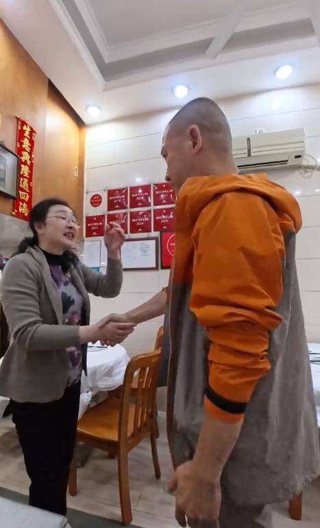48岁聂远现身上海，和女儿吃米其林认证街边店，11岁女儿颜值很高