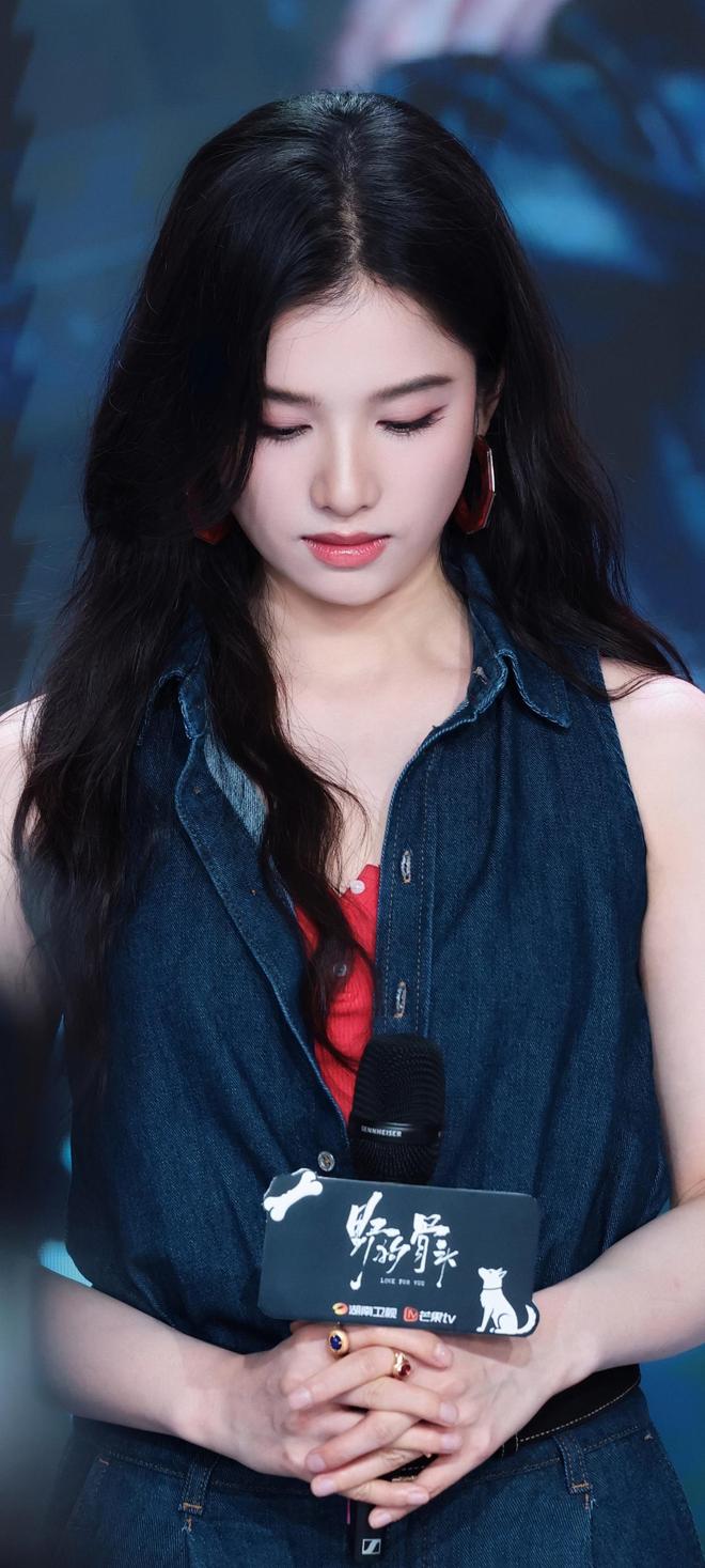 美女壁纸|第3628期 · 张婧仪的钝感美太有故事感,168cm 舒展身形配中式骨相,越看越有韵味