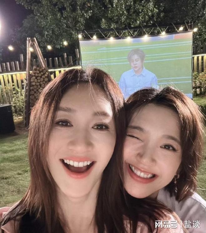 李小冉&唐艺昕在山顶看王濛解说世界杯，最好的《心愿便利贴》组