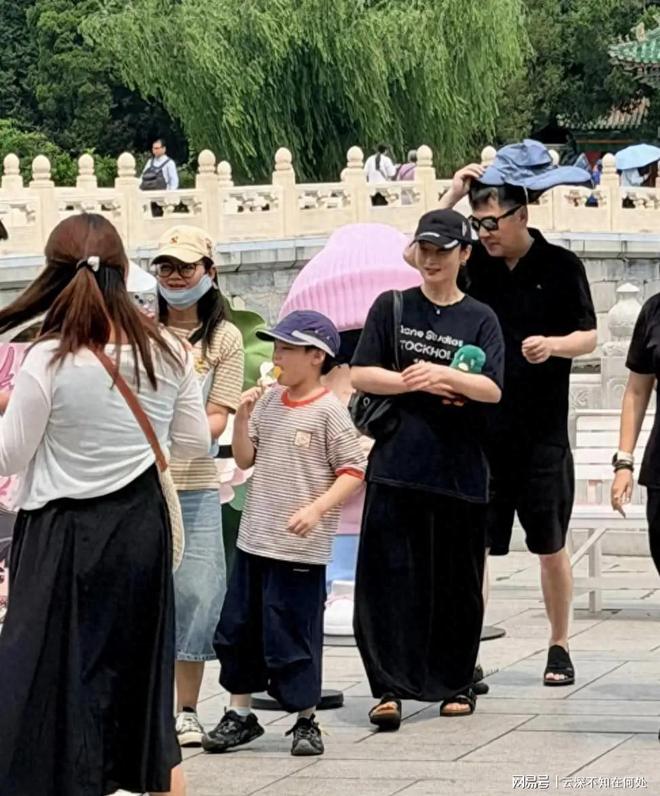 路人偶遇！蒋勤勤陈建斌带小儿子逛公园，素颜状态太真实了