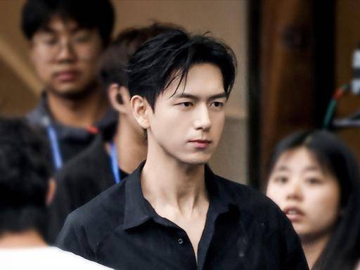 李现张婧仪《雾里青》同框路透！对视杀疯，渊雾夫妇从书里抠出来