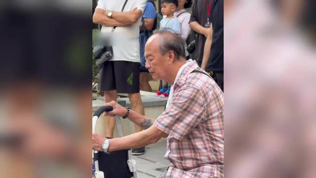79岁港星狄龙呆坐街头，烈日下开工拍戏汗水直流 自曝没有智能手机 ·狄龙