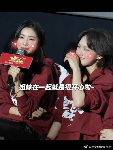 关上门的姐妹对谈，笑声就是答案
