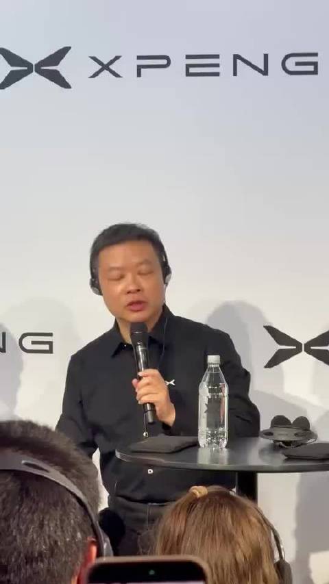 何小鹏谈小鹏比亚迪出海模式差异，称不追求销量