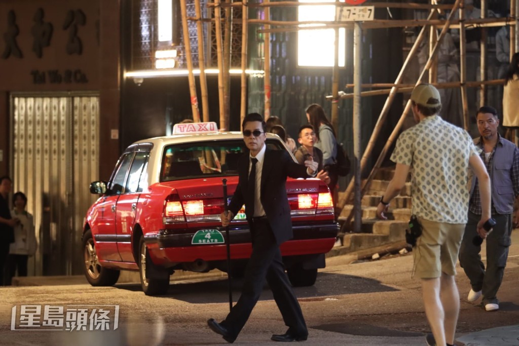 甄子丹中環拍《CAINE》惹圍觀 荷里活新星驚喜現身 Brian演的士司機開車門