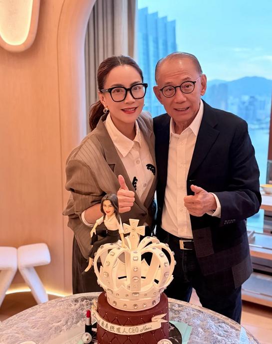 霍汶希晒照庆54岁生日:杨受成夫妇前来庆贺,谢霆锋容祖儿捧蛋糕合影