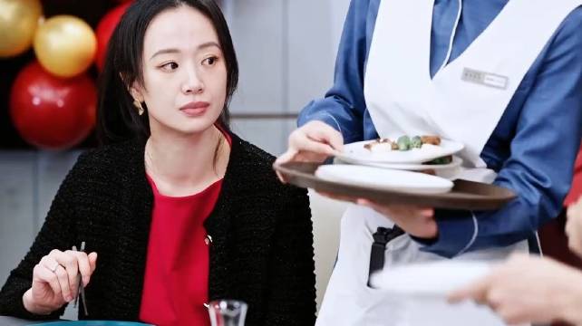 前妻工作场合遇前夫小三一家，霸总出面解围