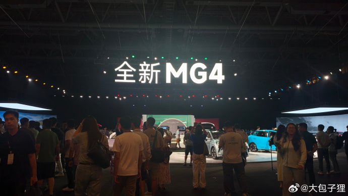 MG4入门版是否标配全场景智能泊车系统？