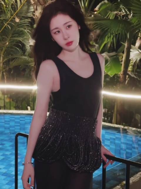 夜色泳池边，温柔张碧晨把夏天过成了流动的蓝水晶