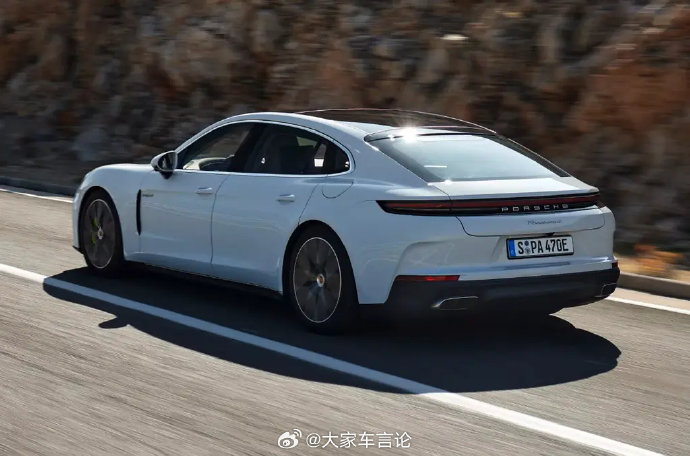 保时捷Panamera 4 E-Hybrid的纯电续航里程是多少？