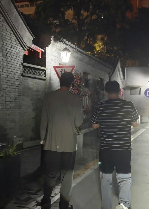 网友如何评价宋威龙胡同偶遇的身材和穿搭？