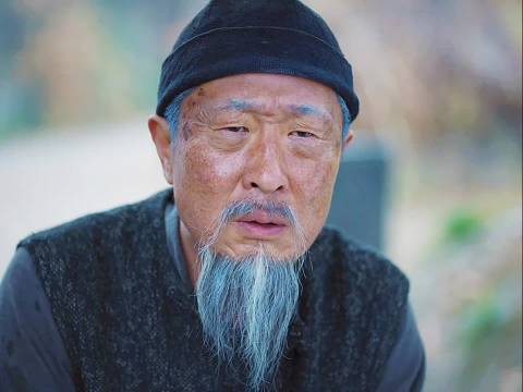 为了儿子的信仰 父亲默默为他守坟