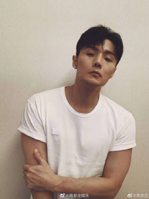 李荣浩赣州演唱会首唱的新歌是哪首？