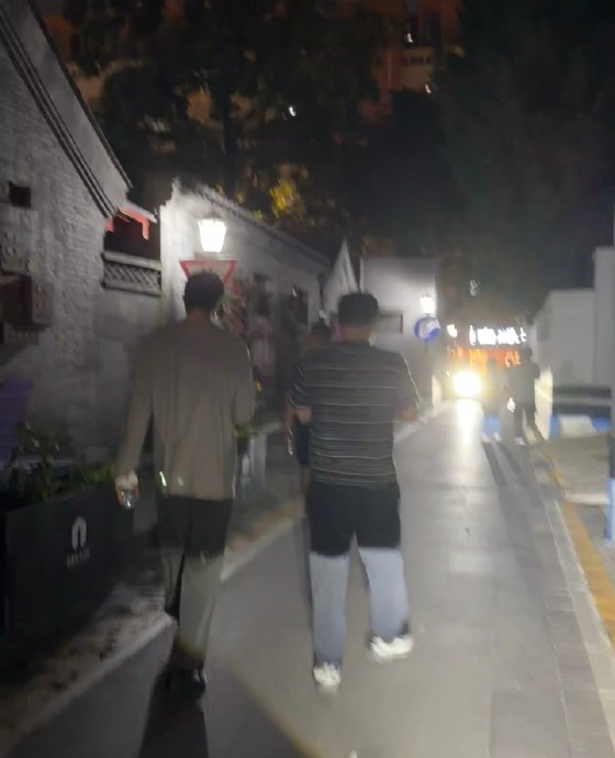 宋威龙在北京胡同被偶遇时正在做什么？