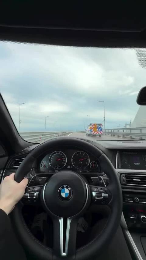 宝马M5德国高速飙至280km/h，副驾淡定