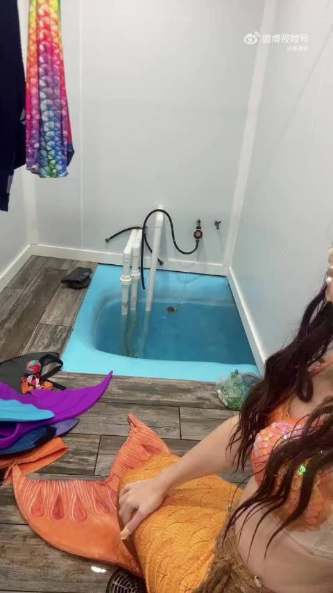 外网博主分享自己做美人鱼的一天，甚至最后收到了420美元的小费！