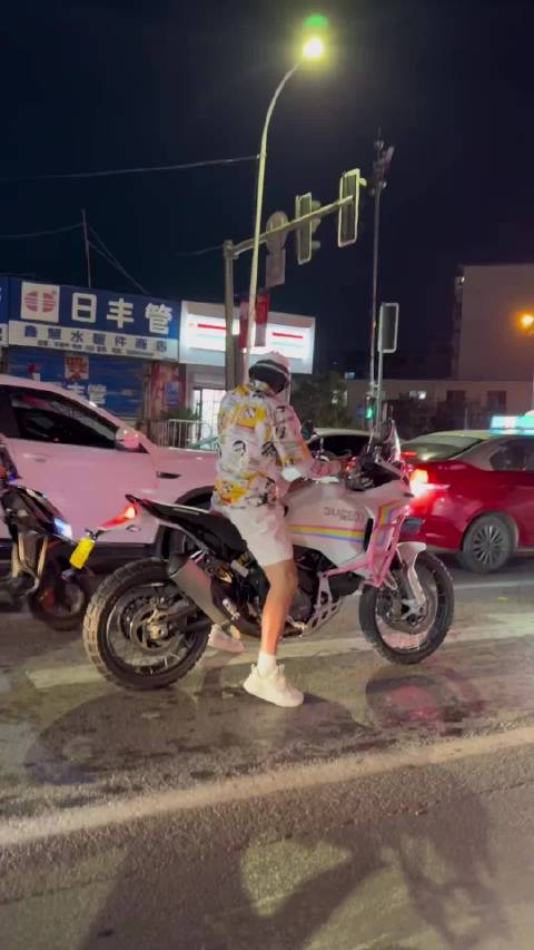 本溪偶遇这波流量也是泼天的，话说外卖小哥拍的那个视频我看过没？不记得了