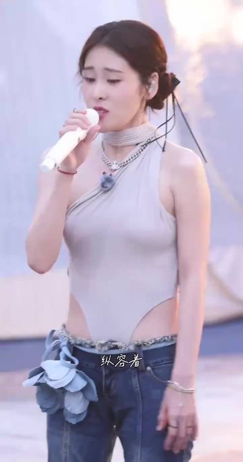 张碧晨～人美歌甜穿搭太潮了