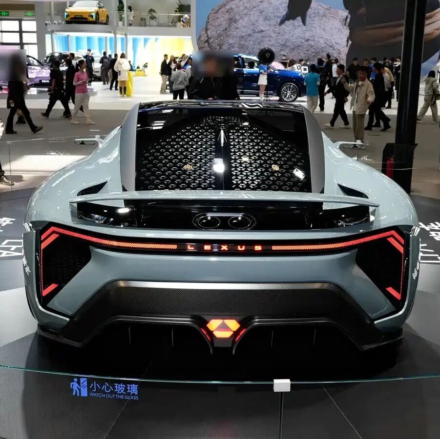零百加速2秒级，纯电续航700公里，这颜值回头率拉满！