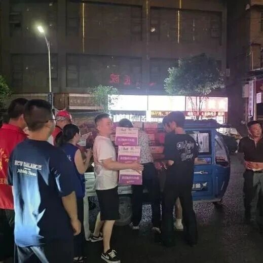 赛力斯捐款1000万元驰援重庆彭水县灾区，中粮可口可乐饮料（重庆）有限公司紧急调配12000瓶饮用水送往彭水县