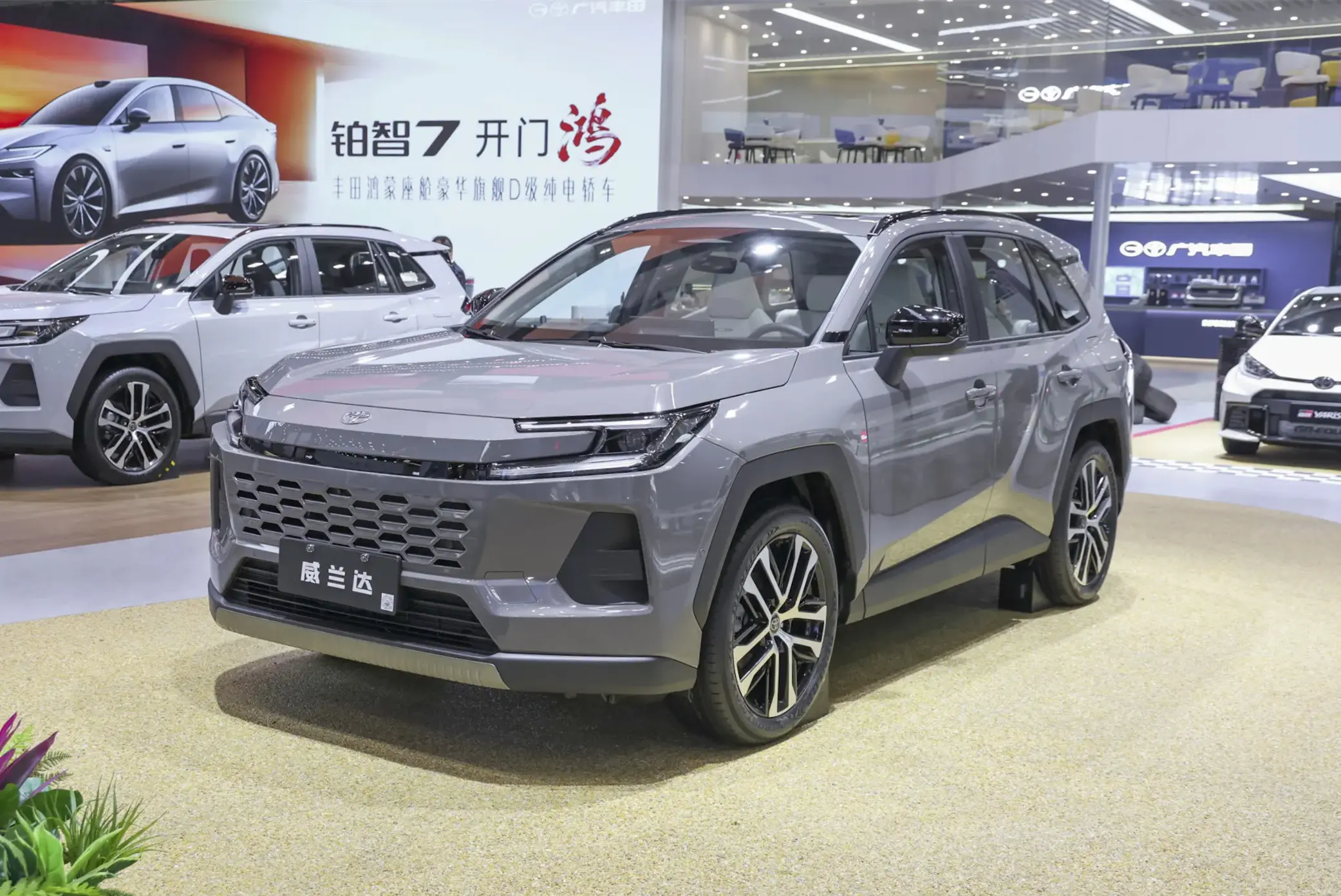 2026款丰田威兰达双擎实测:1500km续航TSS4.0,家用SUV新选择?