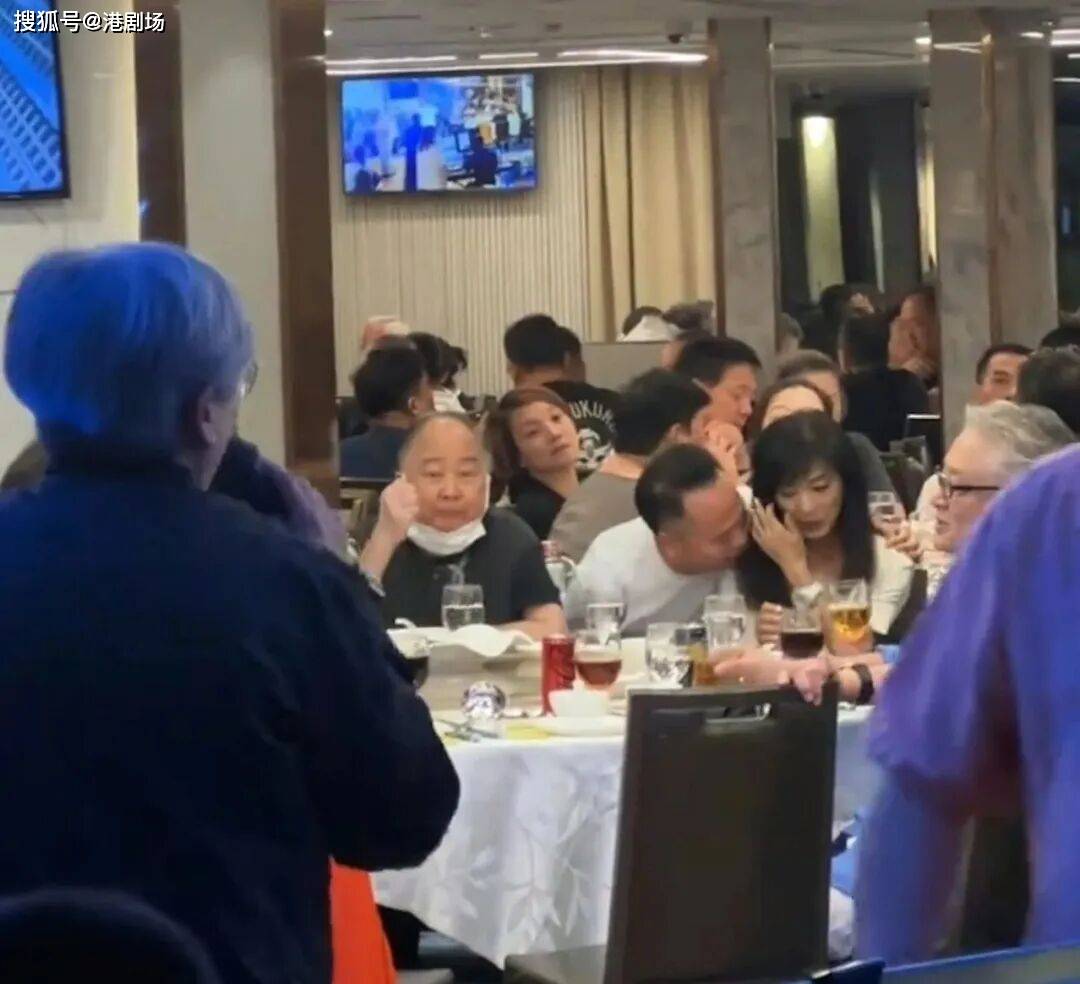 70岁米雪饭局疑被贴身骚扰，双手合十低头回避