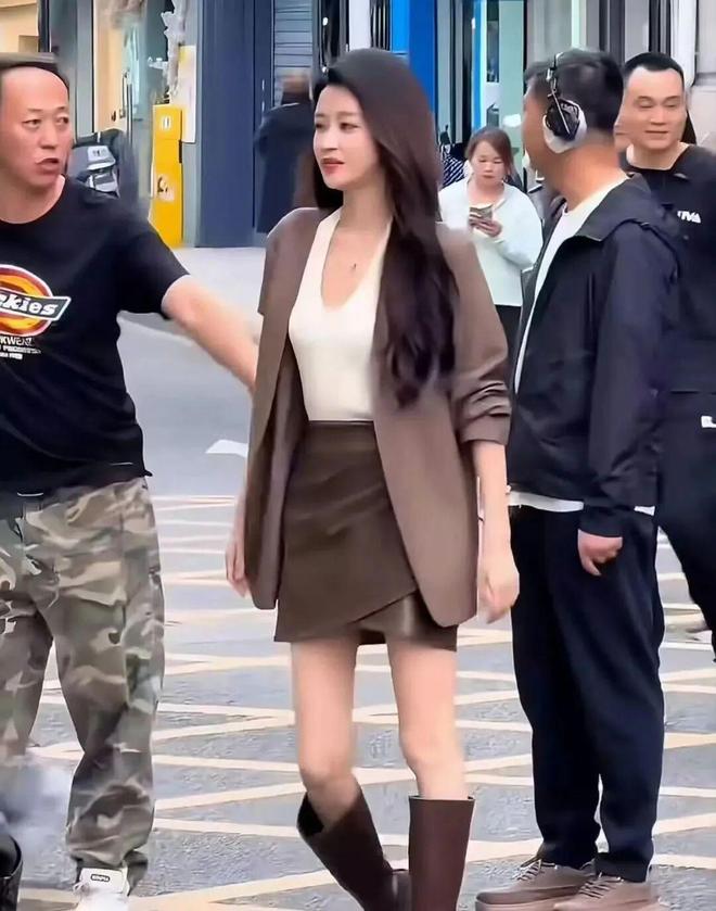 孙怡武汉街头被偶遇！腿细到皮靴不停滑落画面迅速登上热搜，网友：这也太瘦了吧！