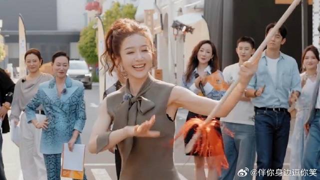不愧是科班京剧出身，李依晓单手耍红缨枪，刀马旦功底惊艳全场！