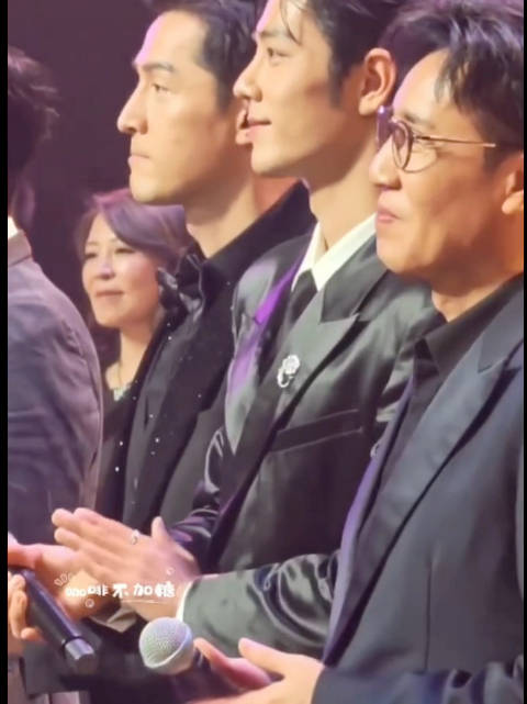 于和伟肖战胡歌世纪同框，肖战胡歌对视一笑