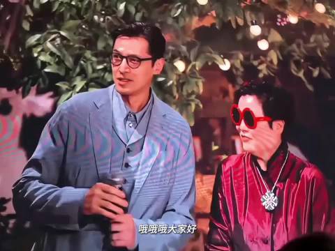 胡歌参加朋友婚礼，并为新人送上戒指，调侃自己年纪到了
