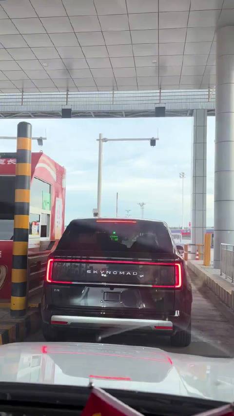 小米澎程无伪装上路实拍，这个饰板又成车身同色的了，难道说可以选装？