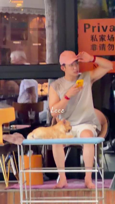 每天就这样看着黄鱼鱼出门骑骑车，遛遛狗，好安逸哦，粉上黄景瑜真的爽爆啦！