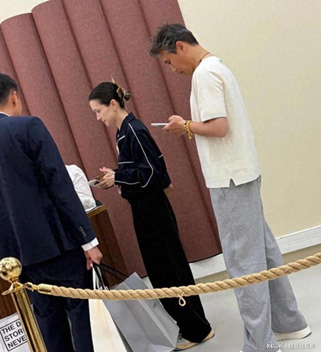 李乃文携妻法购物五孩，劝刘宇宁王勉早婚早育