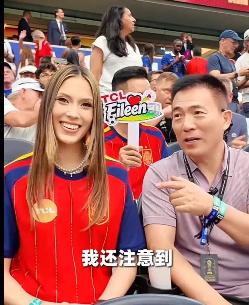 谷爱凌黄健翔同框世界杯赛场，跨界聊球停不下来，还互赠了礼物
