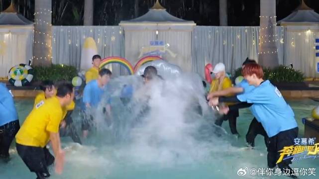 娱乐圈最惨男导演！姚译添被兄弟团集体泼水巴掌，这场面太刺激了