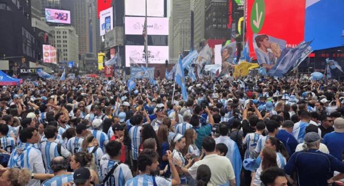 阿根廷球迷占领纽约广场！总决赛前万人合唱震耳欲聋