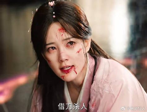 权竞霆为了陷害富贵抓了清瞳最后还背后偷袭刺了他