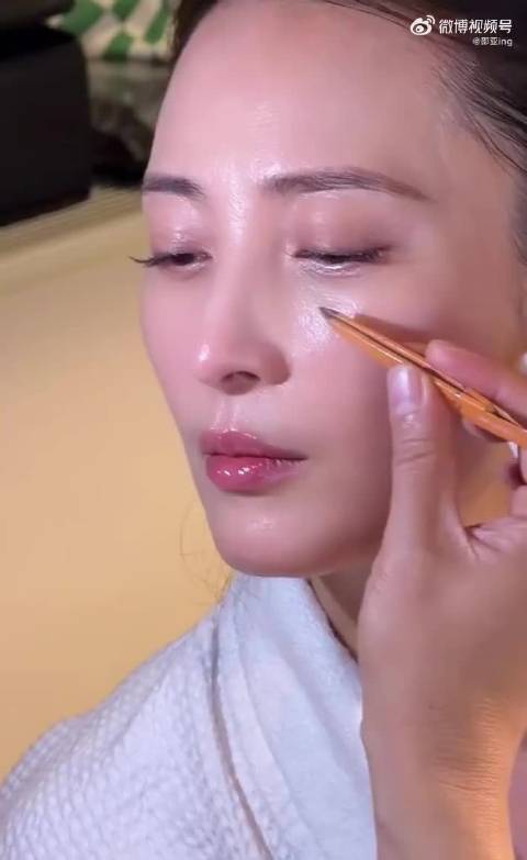 “我以为是美颜，看了化妆师的手，天啊，厉害厉害”