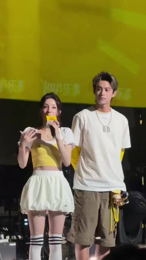 王鹤棣宋雨琦活动同框，完全活力男大女大，都好养眼啊