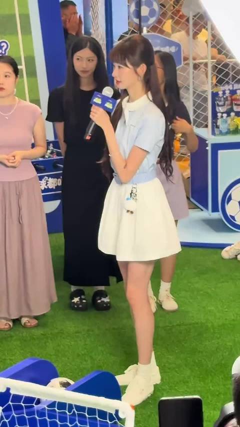 怎么会有人卯足了劲踢球结果一脚踢到了铁板上然后被弹回来了啊