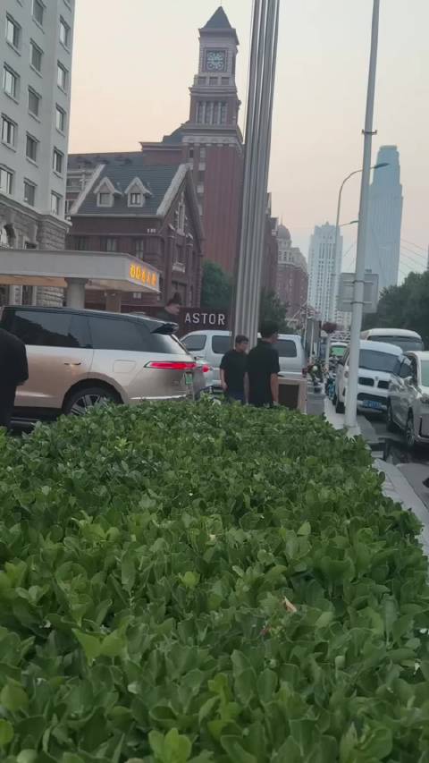 偶遇姚明，这走路的步伐看着都费劲