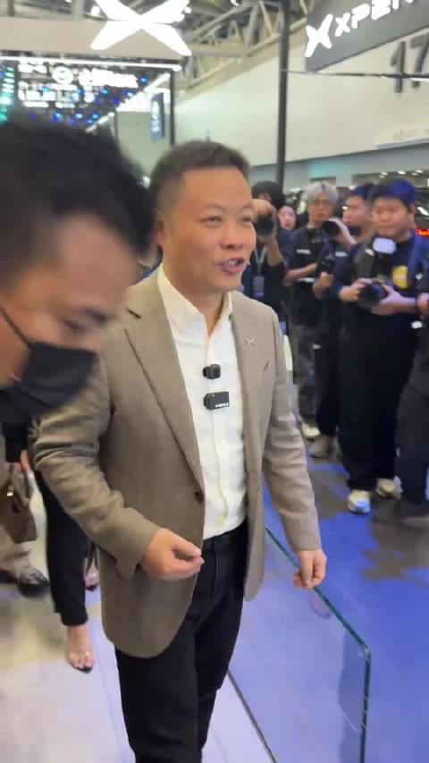 何小鹏全英文演讲，自嘲湖北英语烂坚持不端架子