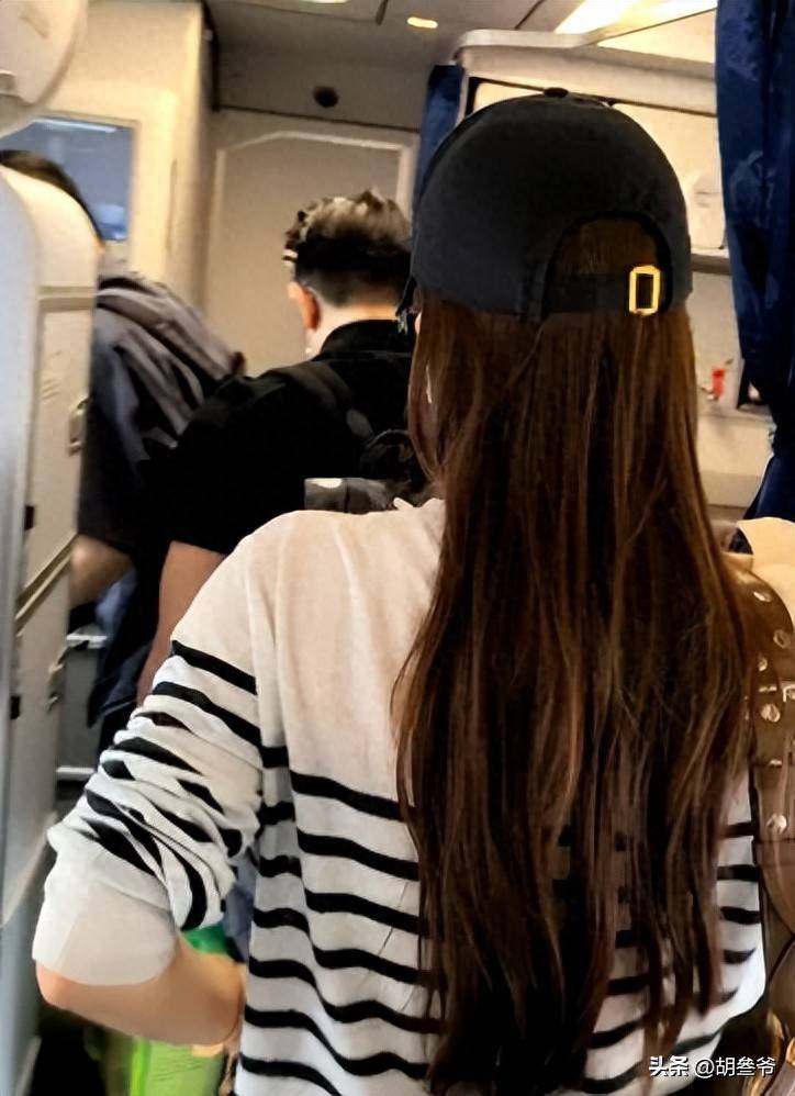 方媛一家抵达杭州!郭富城抱小女儿动作娴熟,小宝五官立体像爸爸