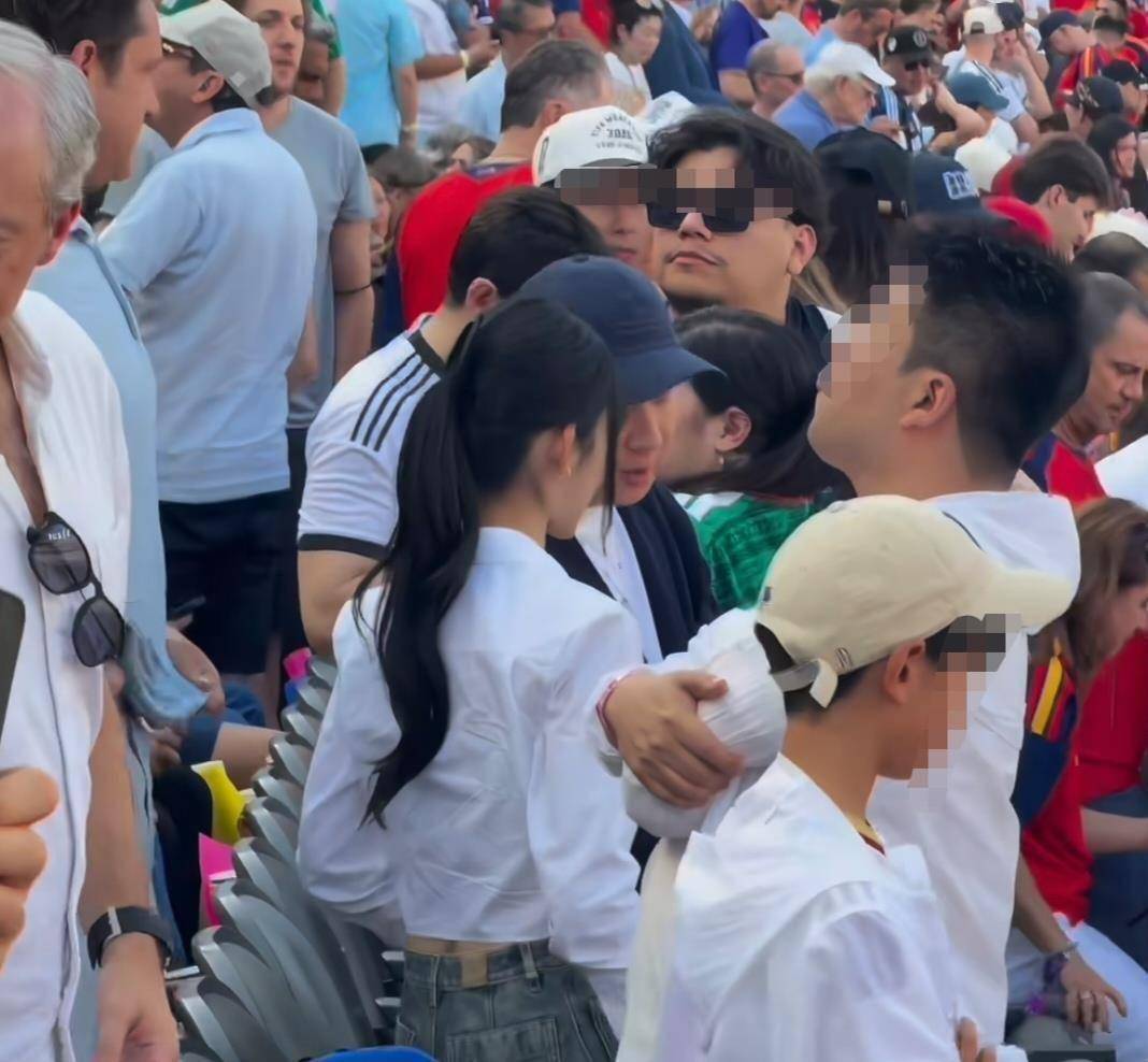 林俊杰携女友七七亮相世界杯决赛，杨紫马思纯奚梦瑶何猷君同在