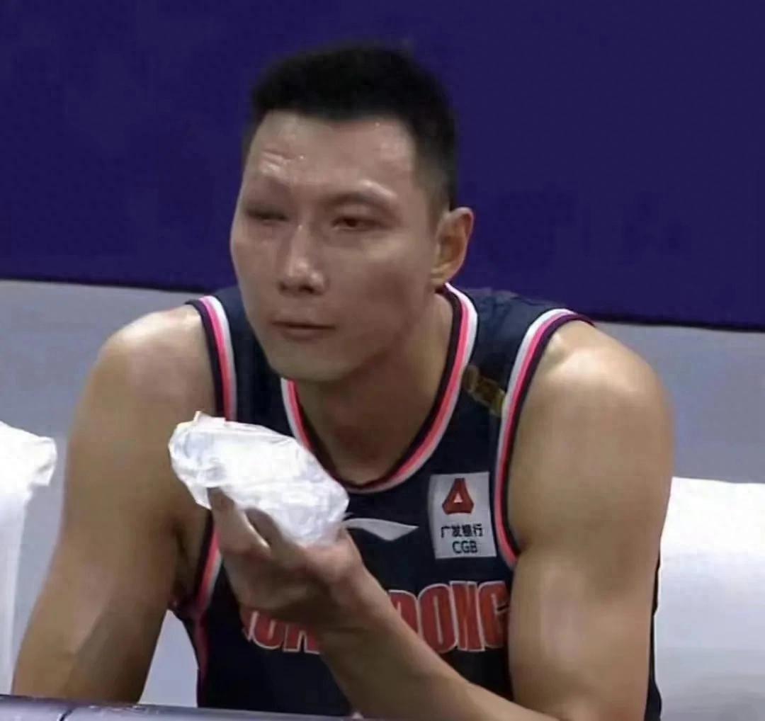 19岁易建联被一巴掌打出血！忍了一整场，引爆了男篮最大规模群殴
